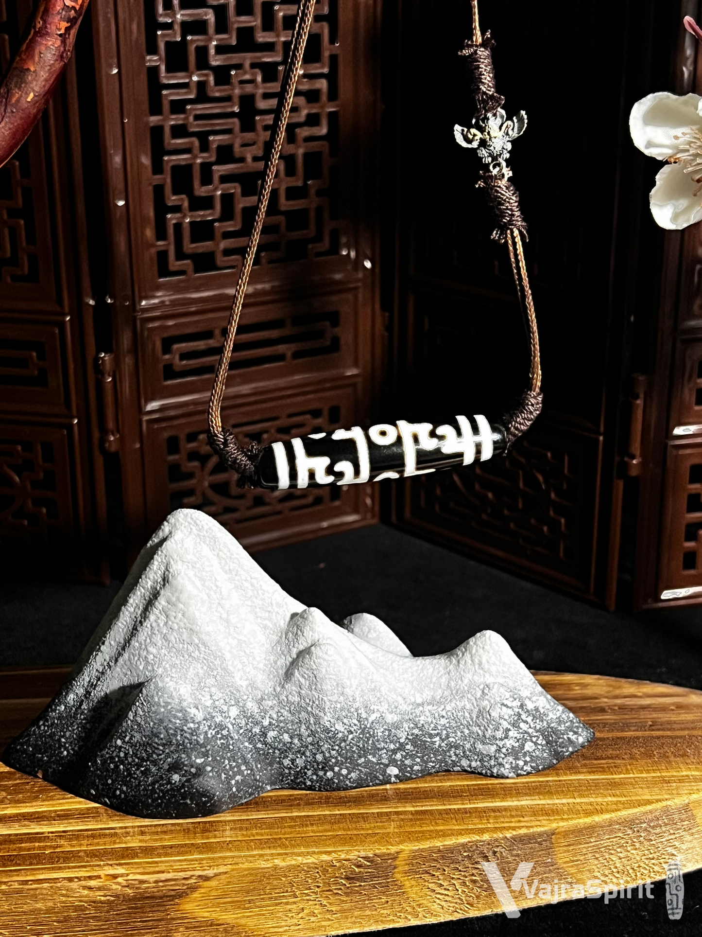 Lotus Master Three-Eyes Dzi Bead