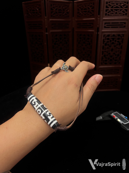 Lotus Master Three-Eyes Dzi Bead